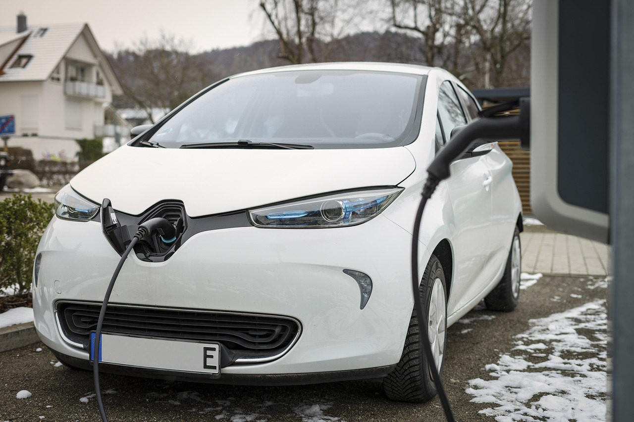 découvrez les préjugés courants sur les voitures électriques, démêlez le vrai du faux et informez-vous sur leurs avantages et inconvénients.