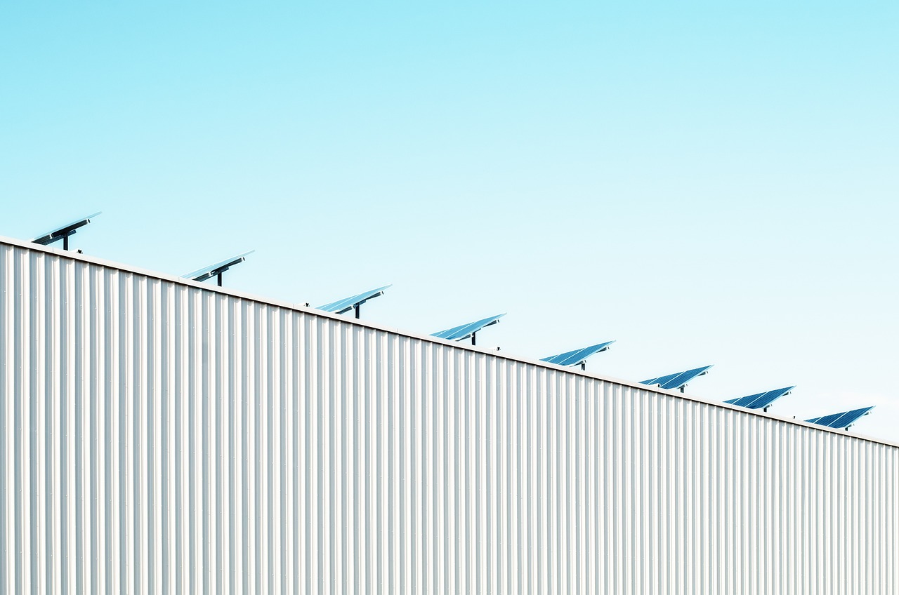 découvrez le fonctionnement, les avantages et l'installation des panneaux solaires pour produire de l'énergie propre et réduire votre facture d'électricité.
