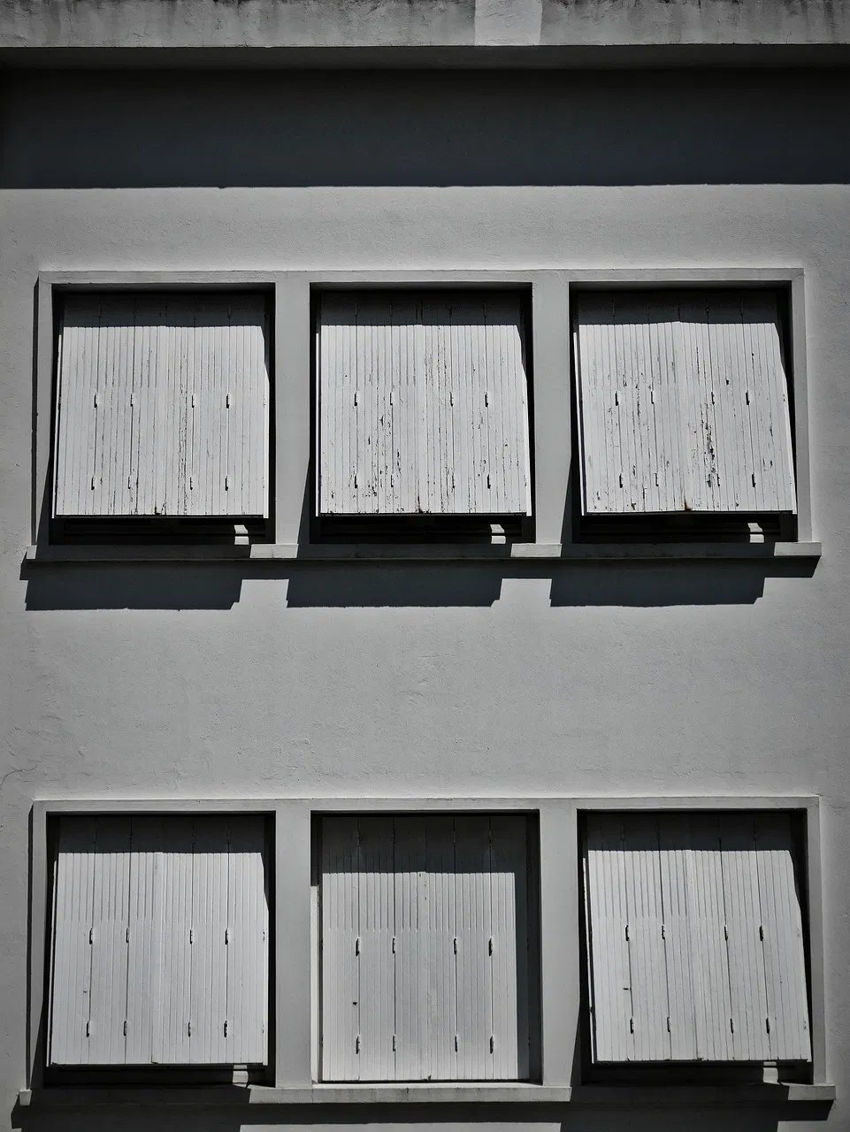 Les volets roulants électriques délaissés : le retour en force du système en bois traditionnel sur nos façades