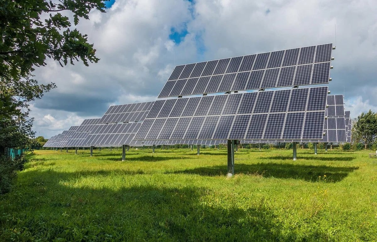 Après l’Installation : Comprendre le Cycle de Vie des Énergies Renouvelables