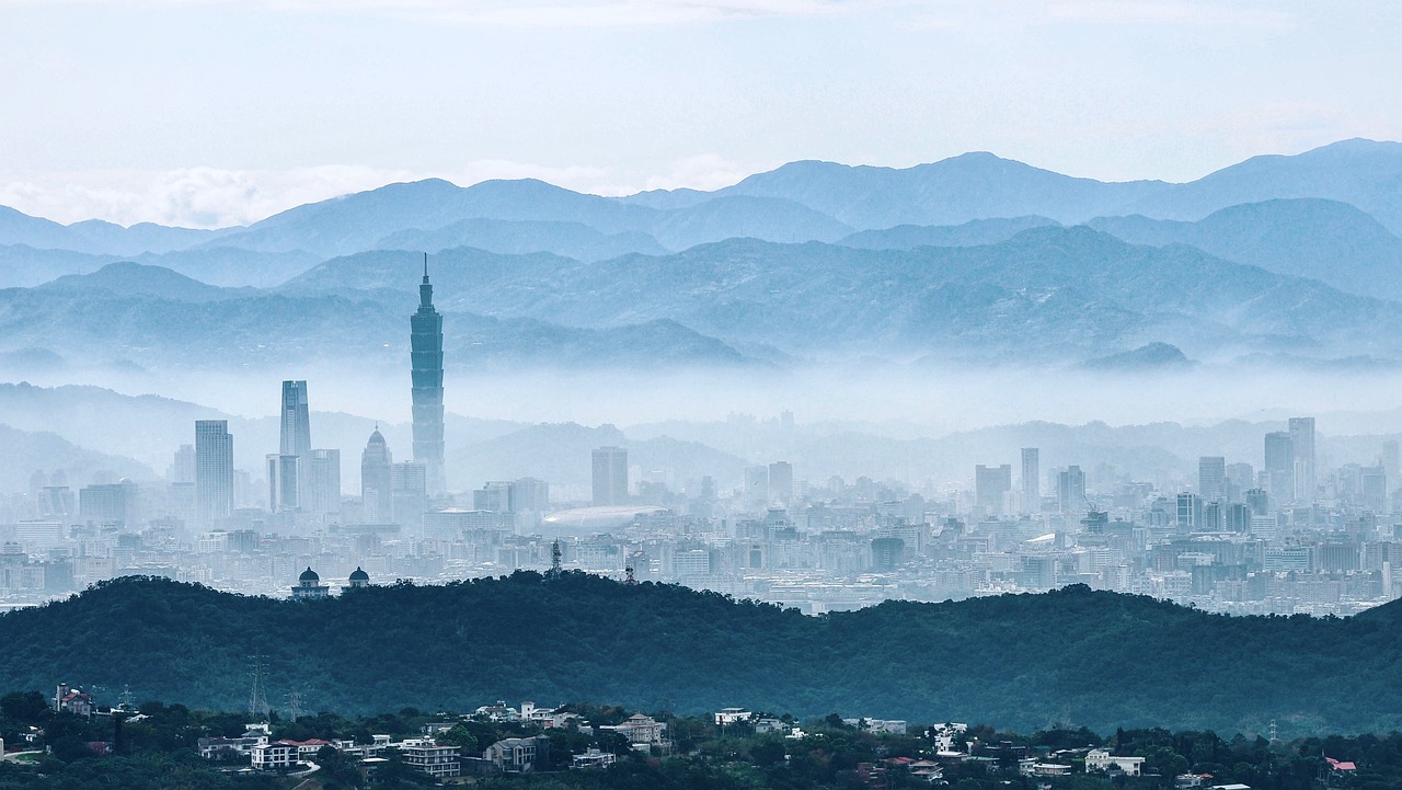 découvrez taiwan, un pays aux paysages époustouflants, à la riche culture et à la délicieuse gastronomie. explorez ses villes vibrantes, ses temples historiques et la beauté naturelle de ses montagnes et plages. un voyage inoubliable vous attend à taiwan.