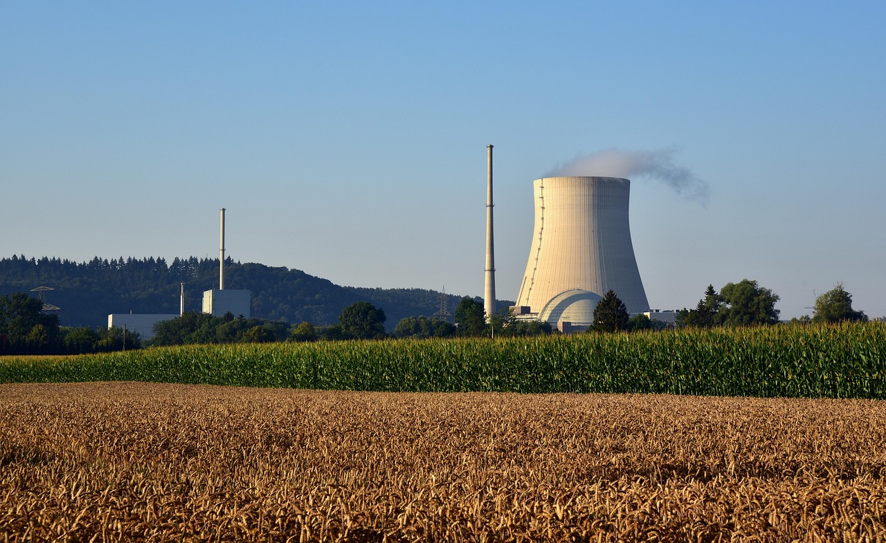 découvrez l'empreinte carbone de l'énergie nucléaire, ses impacts environnementaux, et pourquoi cette source d'énergie pourrait être une solution à la crise climatique. analysez les avantages et inconvénients de l'énergie nucléaire pour un avenir durable.