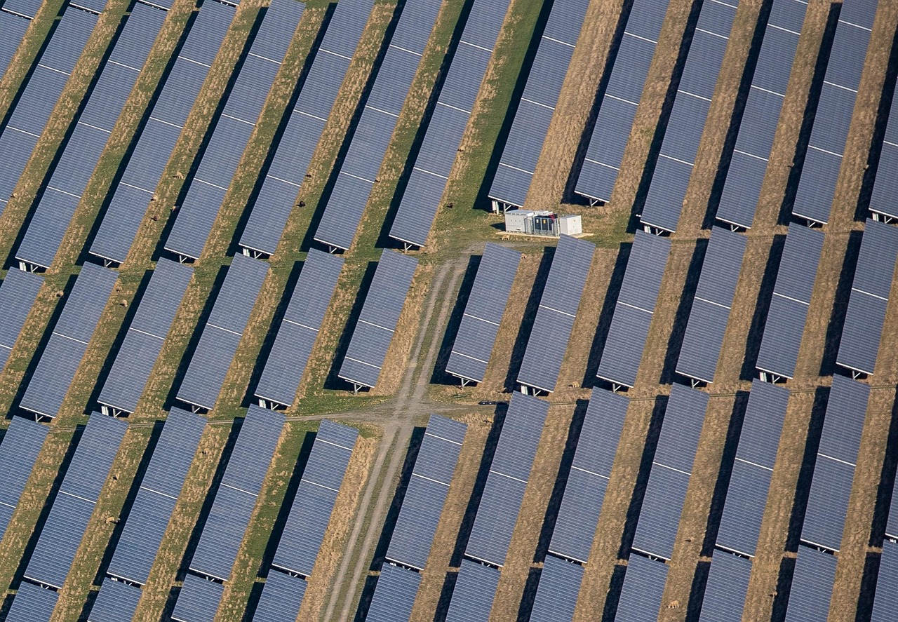 découvrez l'énergie solaire : fonctionnement, avantages, installations, coûts et aides. passez à une énergie propre et renouvelable pour votre maison ou entreprise.