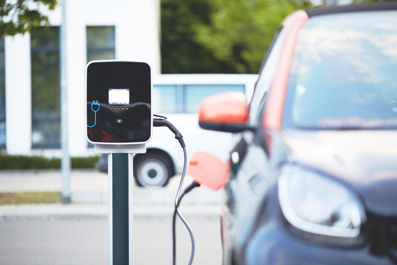 découvrez les idées reçues courantes à propos des voitures électriques et démêlez le vrai du faux sur leur autonomie, coût, impact écologique et performance.