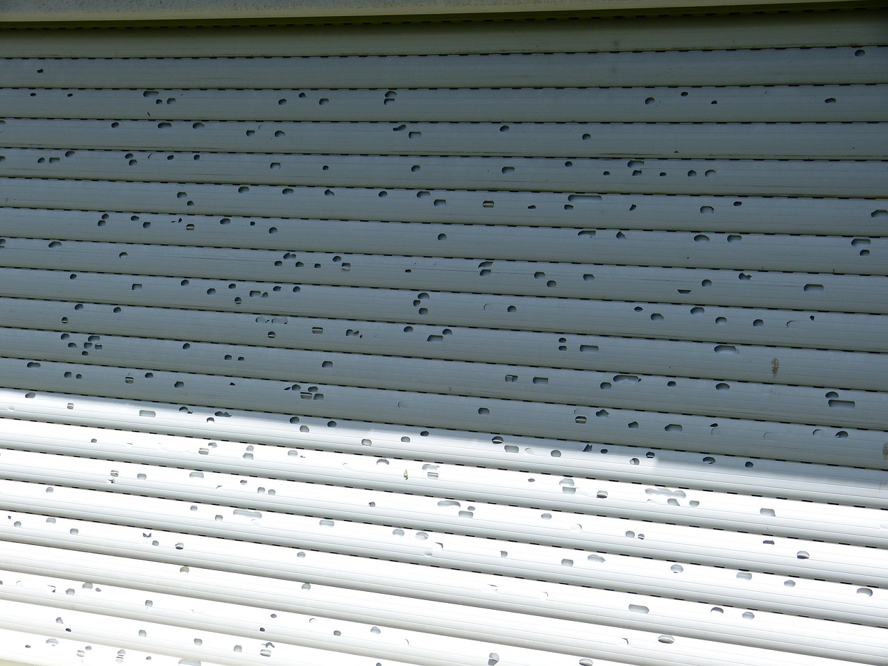 d&eacute;couvrez nos volets roulants &eacute;lectriques alliant confort et s&eacute;curit&eacute; pour votre maison. faciles &agrave; installer, silencieux et robustes, ils optimisent votre isolation thermique et vous garantissent une utilisation durable.